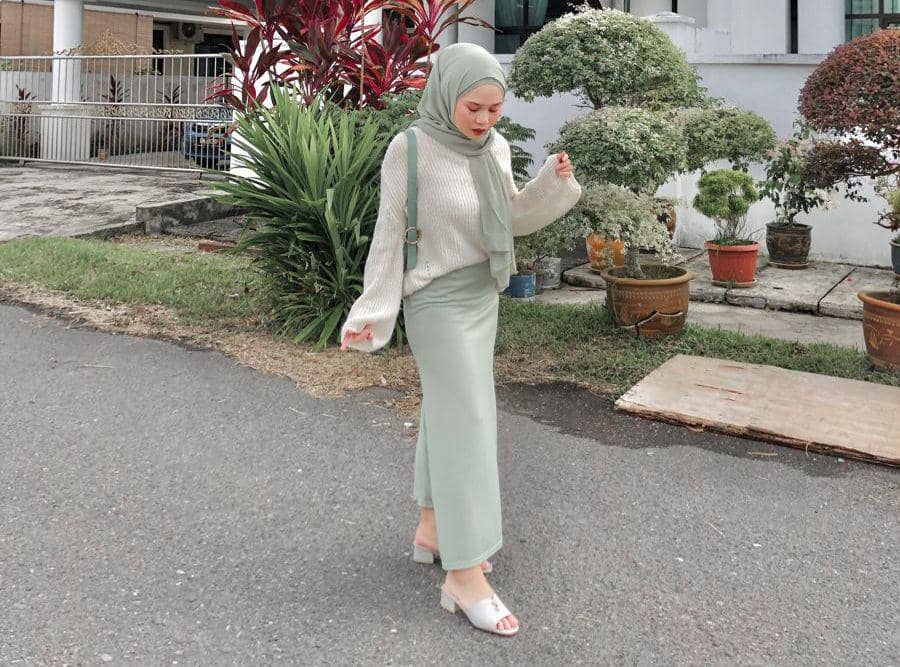Baju Hijau Mint dengan Hijab 