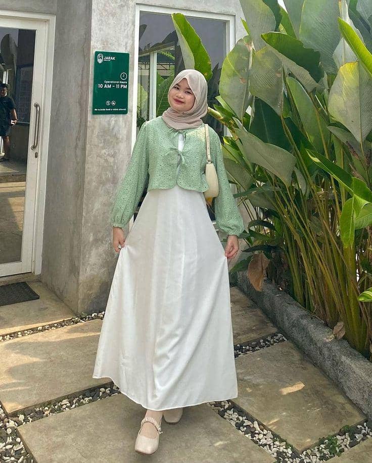 Baju Hijau Mint dengan Hijab Beige