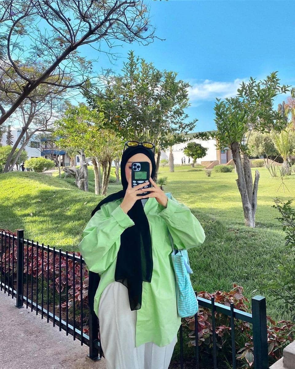 Baju Hijau Stabilo dengan Hijab Putih