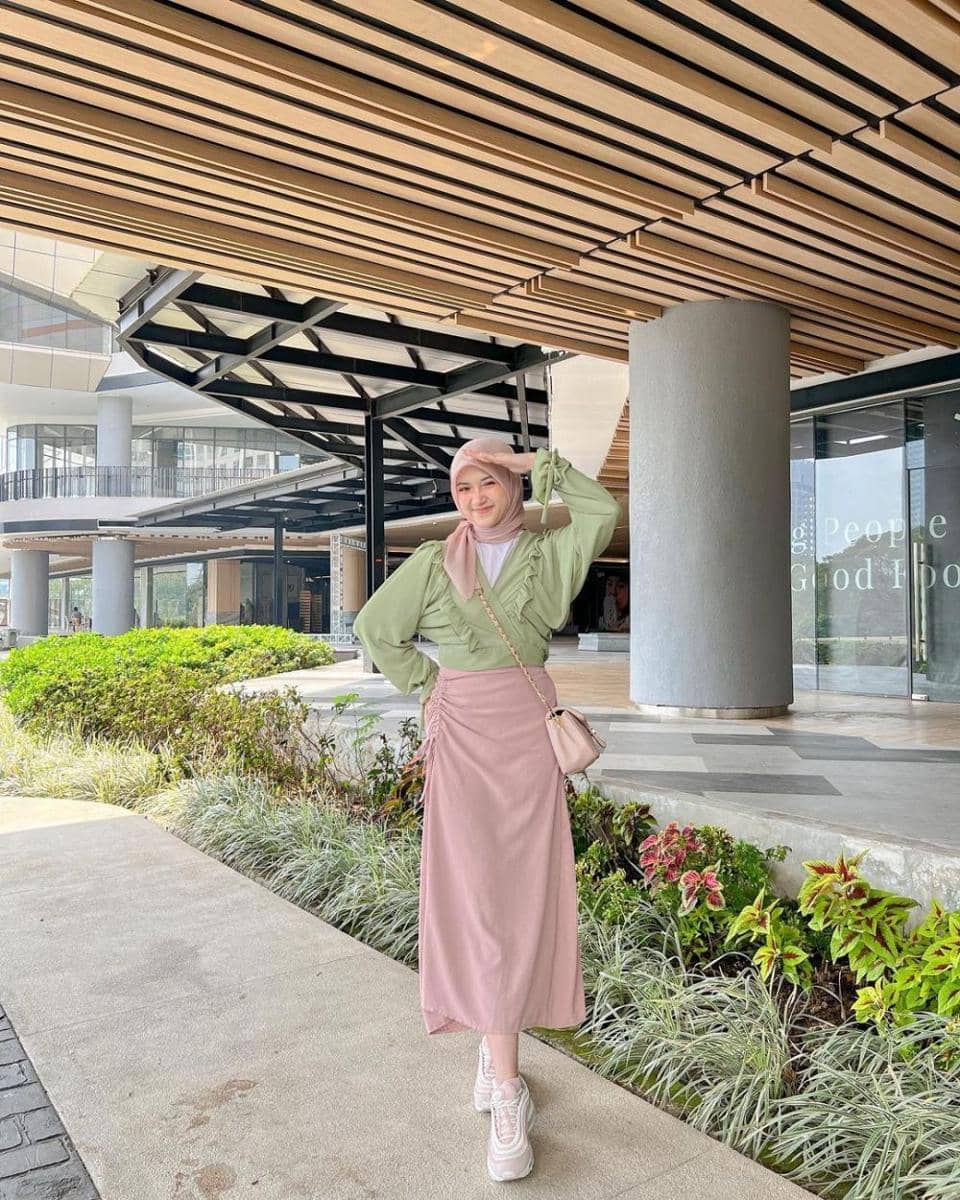 Baju Hijau Mint dengan Hijab Dusty Pink