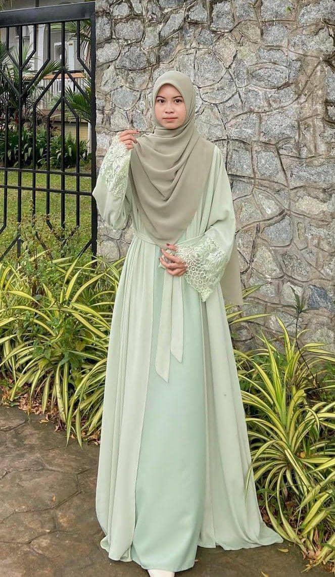 Baju Hijau Mint dengan Hijab Hijau Sage