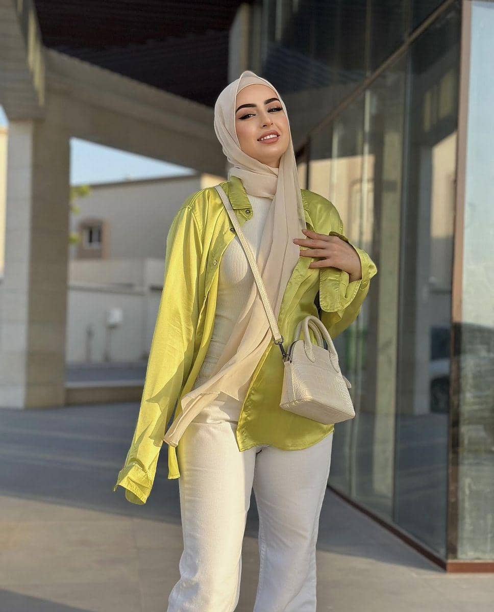 Baju Hijau Stabilo dengan Hijab Beige