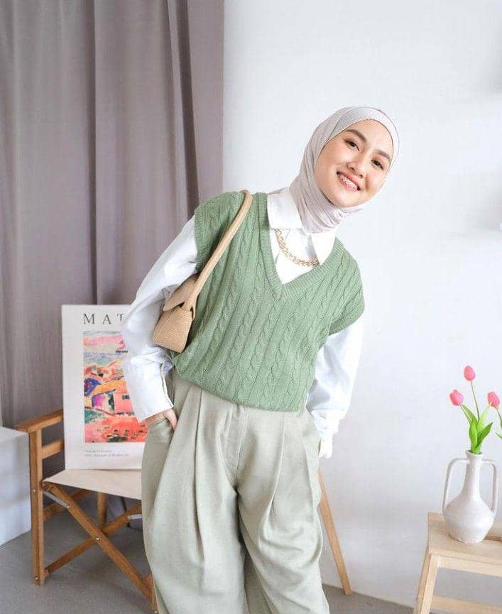 Baju Hijau Mint dengan Hijab Abu-abu Muda