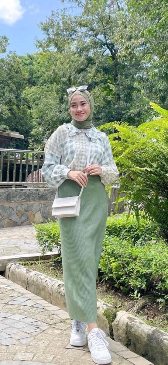 Baju Hijau Mint dengan Hijab Hijau Army