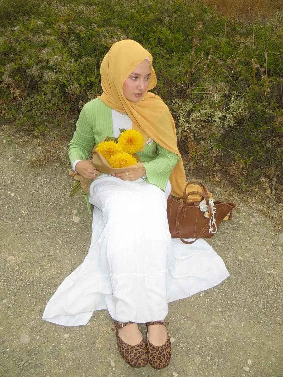 Baju Hijau Stabilo dengan Hijab