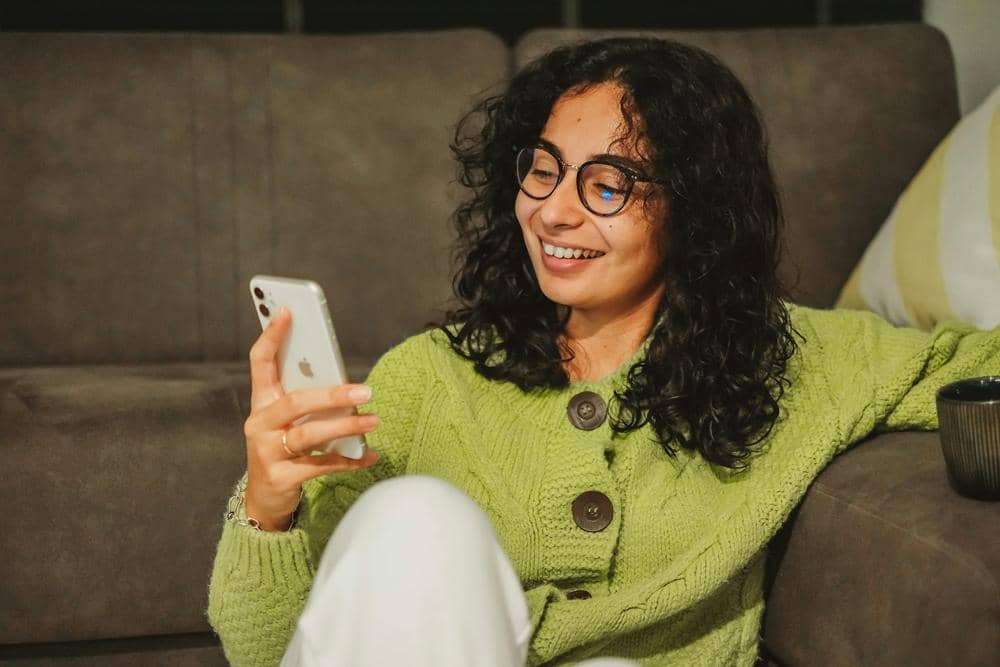 ilustrasi perempuan chatting (pexels.com/Gülşah Aydoğan)