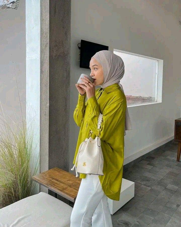 Baju Hijau Stabilo dengan Hijab Abu-abu