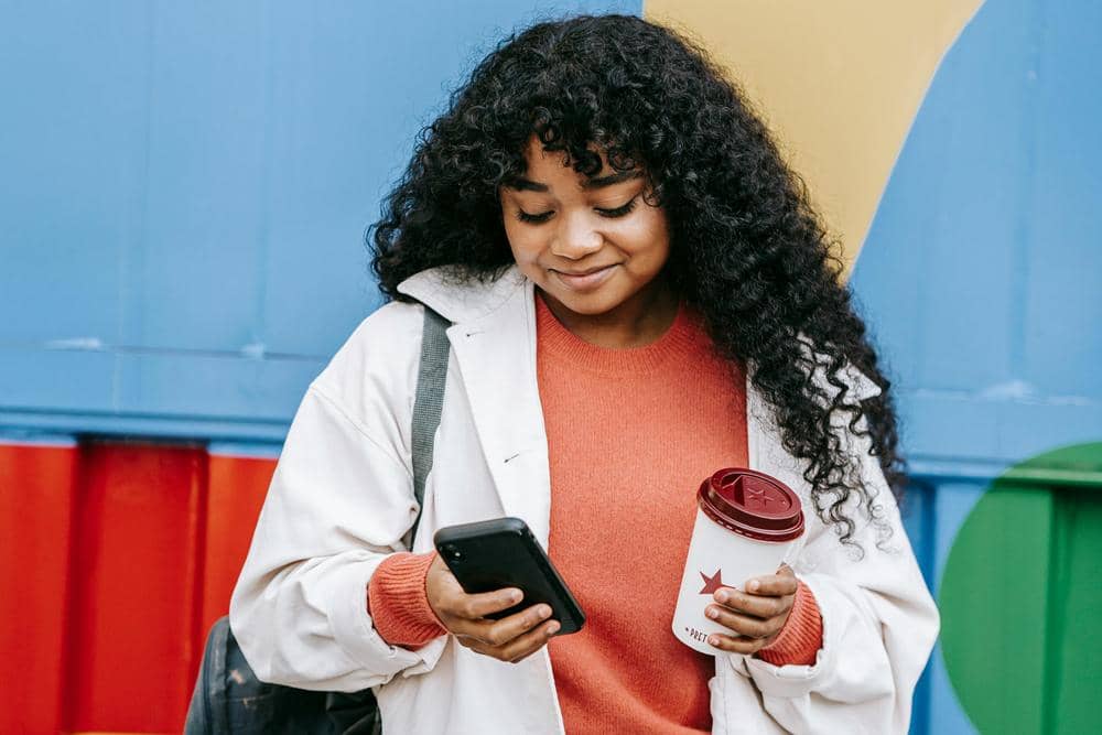 ilustrasi perempuan chatting (pexels.com/Uriel Mont)