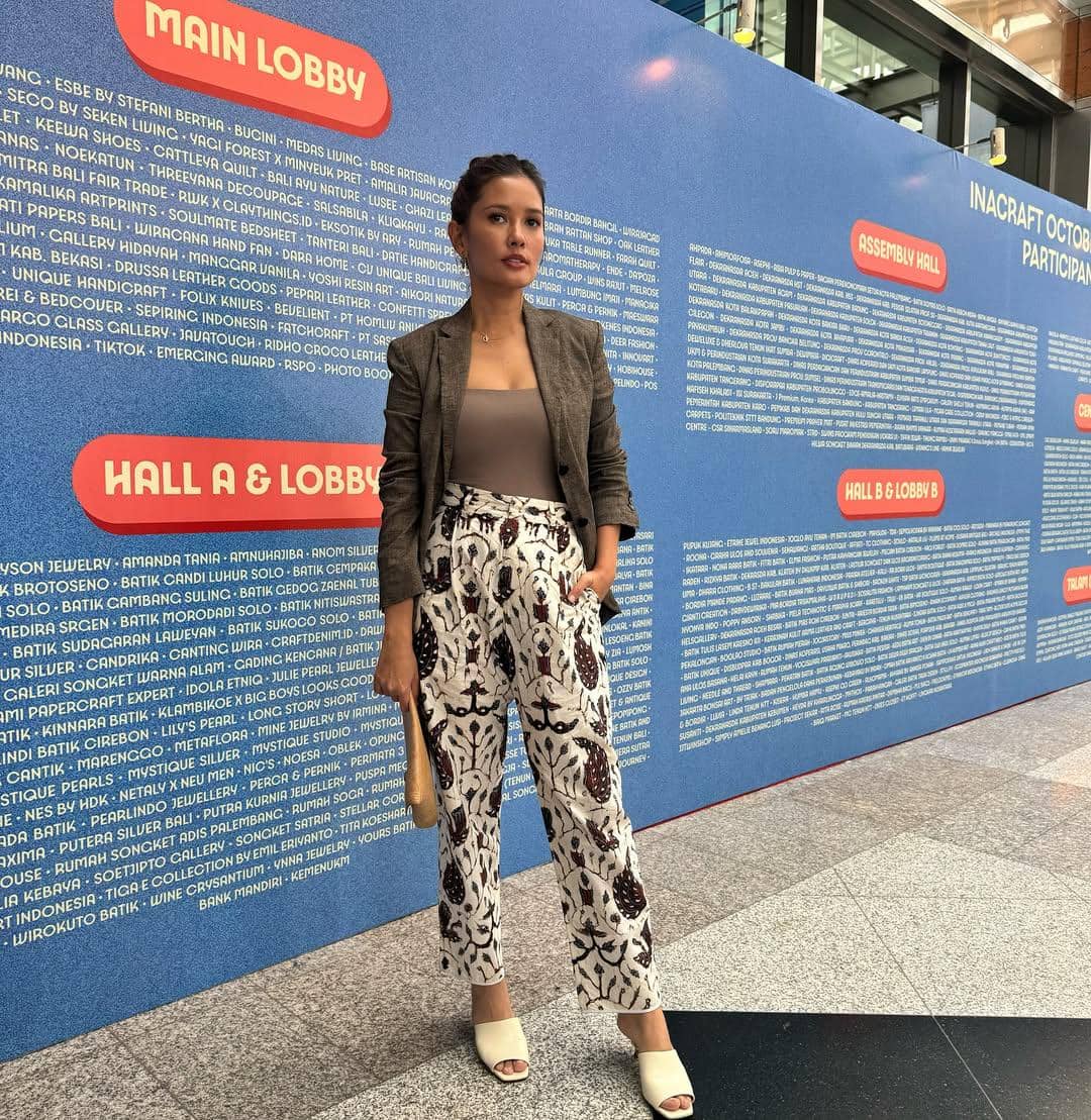 Setiap helai batik menyimpan kisah negeri. Aku padukan sesuai style, agar tradisi tetap hidup da.jpg