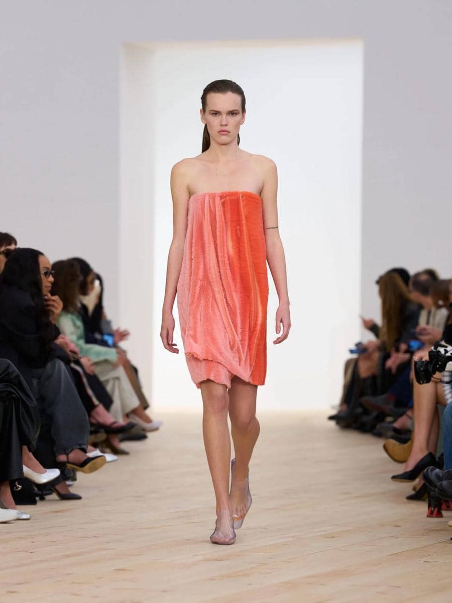 LOEWE_ SS26_WW_SHOW_RUNWAY_LOOK_35_FRONT_RGB_CROPPED_3x4_35.jpg