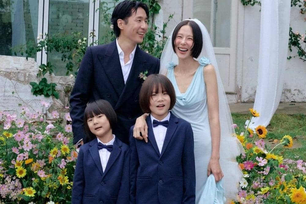 어제 저녁, 비가 그치는 날씨의 축복 속에 마이큐와 가족이 되는 식을 올렸습니다. 지금껏 받은 따뜻한 응원과 다정한 축하들을 더 넓은 곳으로 흘려보내며 살겠습니다. 고맙습니.jpg