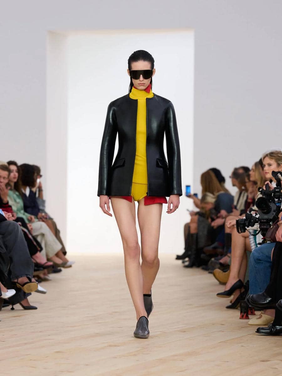 LOEWE_ SS26_WW_SHOW_RUNWAY_LOOK_1_FRONT_RGB_CROPPED_3x4_01.jpg