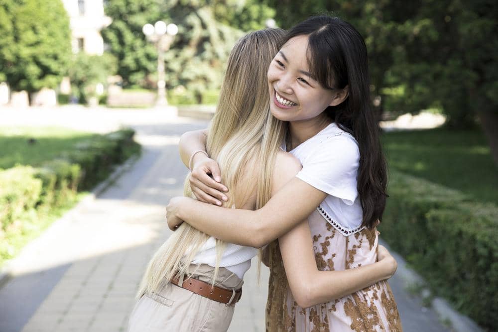 ilustrasi sahabat berpelukan (freepik.com/freepik)