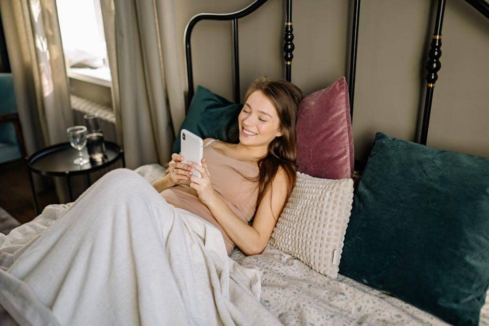 ilustrasi perempuan chatting (pexels.com/Yan Krukau)