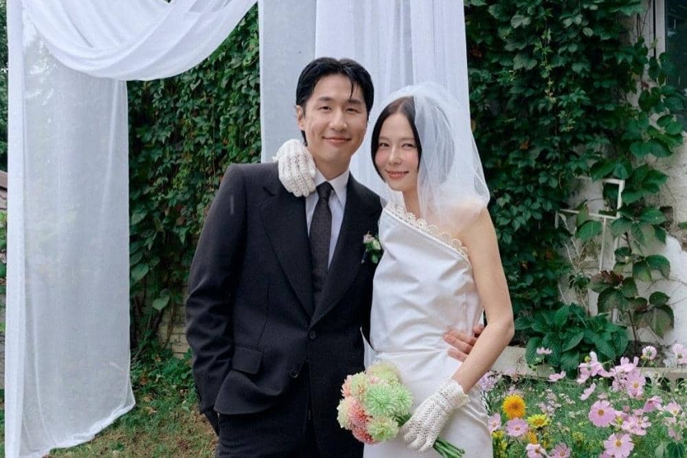 어제 저녁, 비가 그치는 날씨의 축복 속에 마이큐와 가족이 되는 식을 올렸습니다. 지금껏 받은 따뜻한 응원과 다정한 축하들을 더 넓은 곳으로 흘려보내며 살겠습니다. 고맙습니.jpg