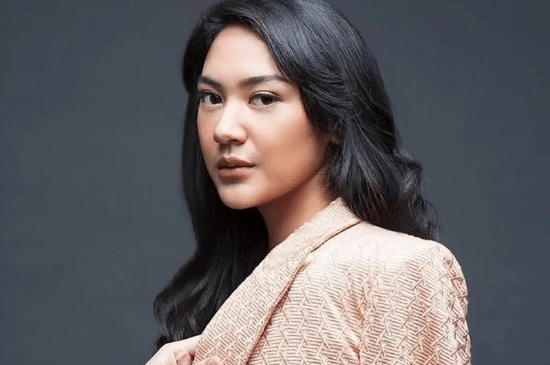 Profil Putri Tanjung