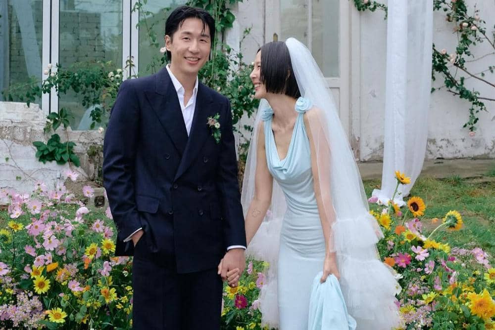 어제 저녁, 비가 그치는 날씨의 축복 속에 마이큐와 가족이 되는 식을 올렸습니다. 지금껏 받은 따뜻한 응원과 다정한 축하들을 더 넓은 곳으로 흘려보내며 살겠습니다. 고맙습니 (3).jpg