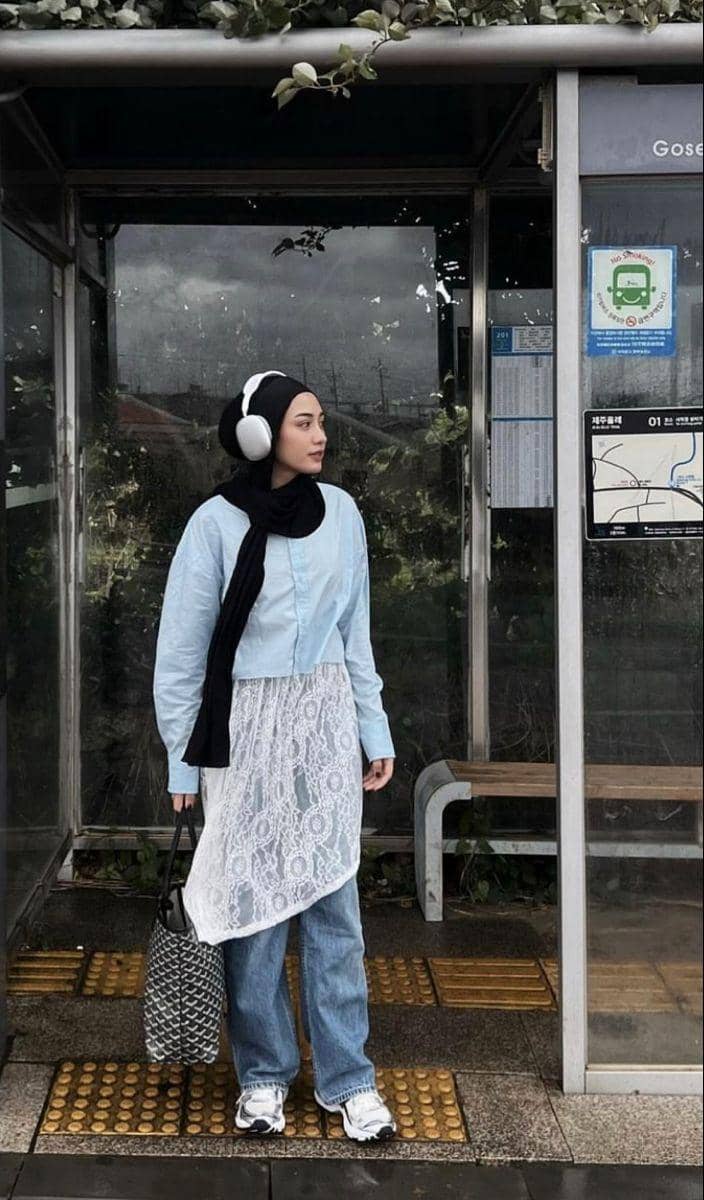 Baju Sky Blue dan Jilbab Hitam