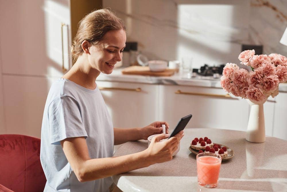 ilustrasi perempuan chatting (pexels.com/Marcus Aurelius)