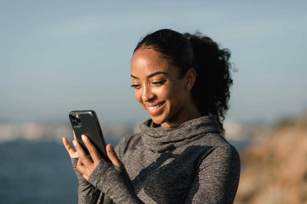 ilustrasi perempuan chatting (pexels.com/Ketut Subiyanto)