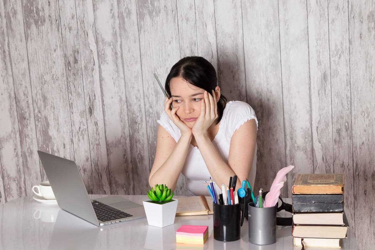 ilustrasi lelah bekerja (freepik.com/KamranAydinov)