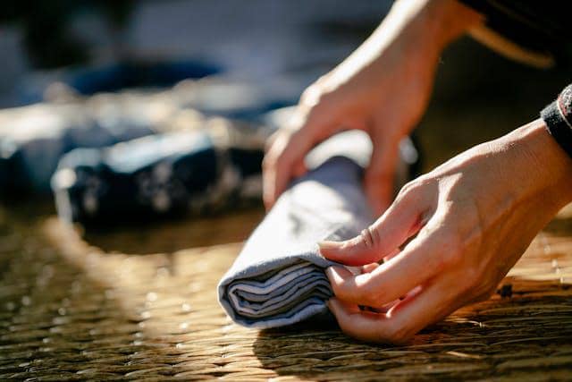 Ilustrasi menggulung pakaian