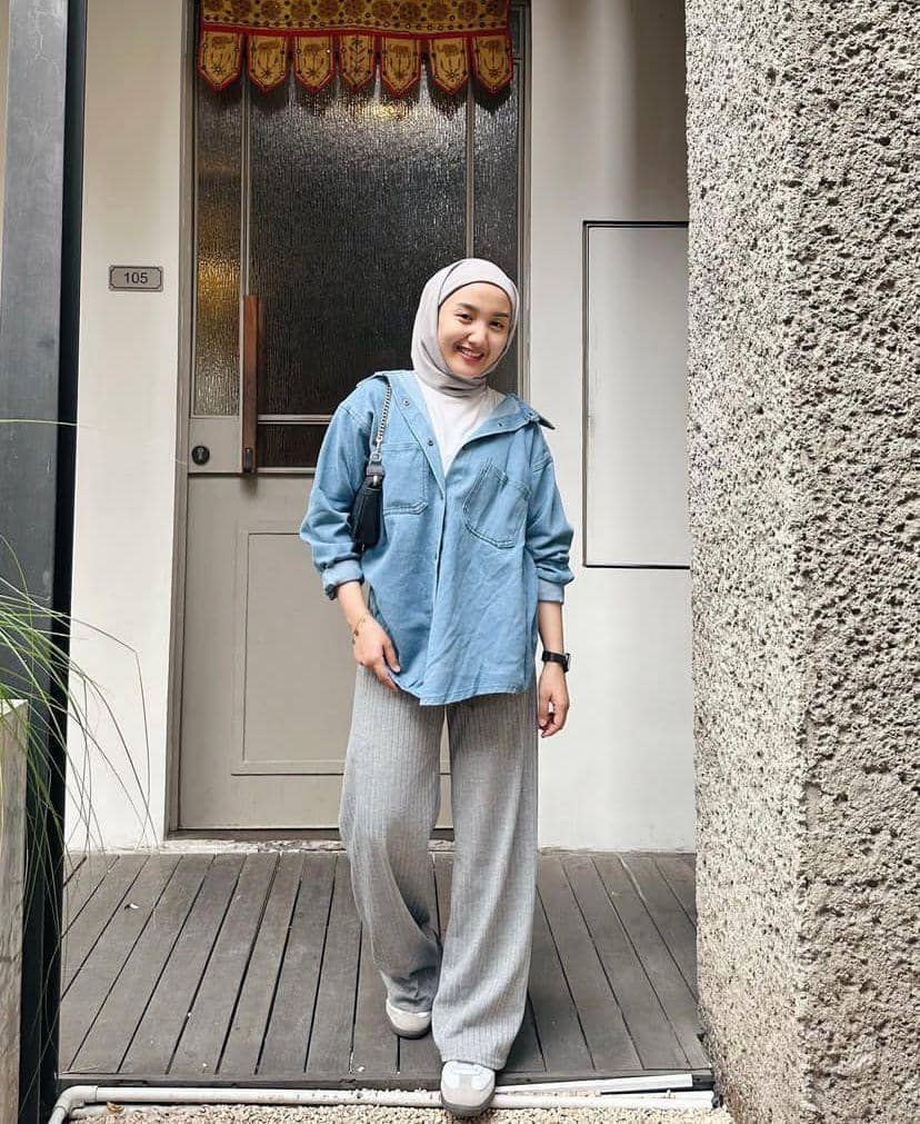 Sepatu warna abu-abu