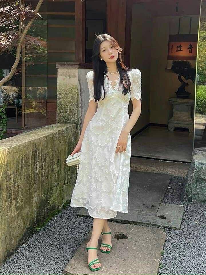 Dress putih sepatu hijau