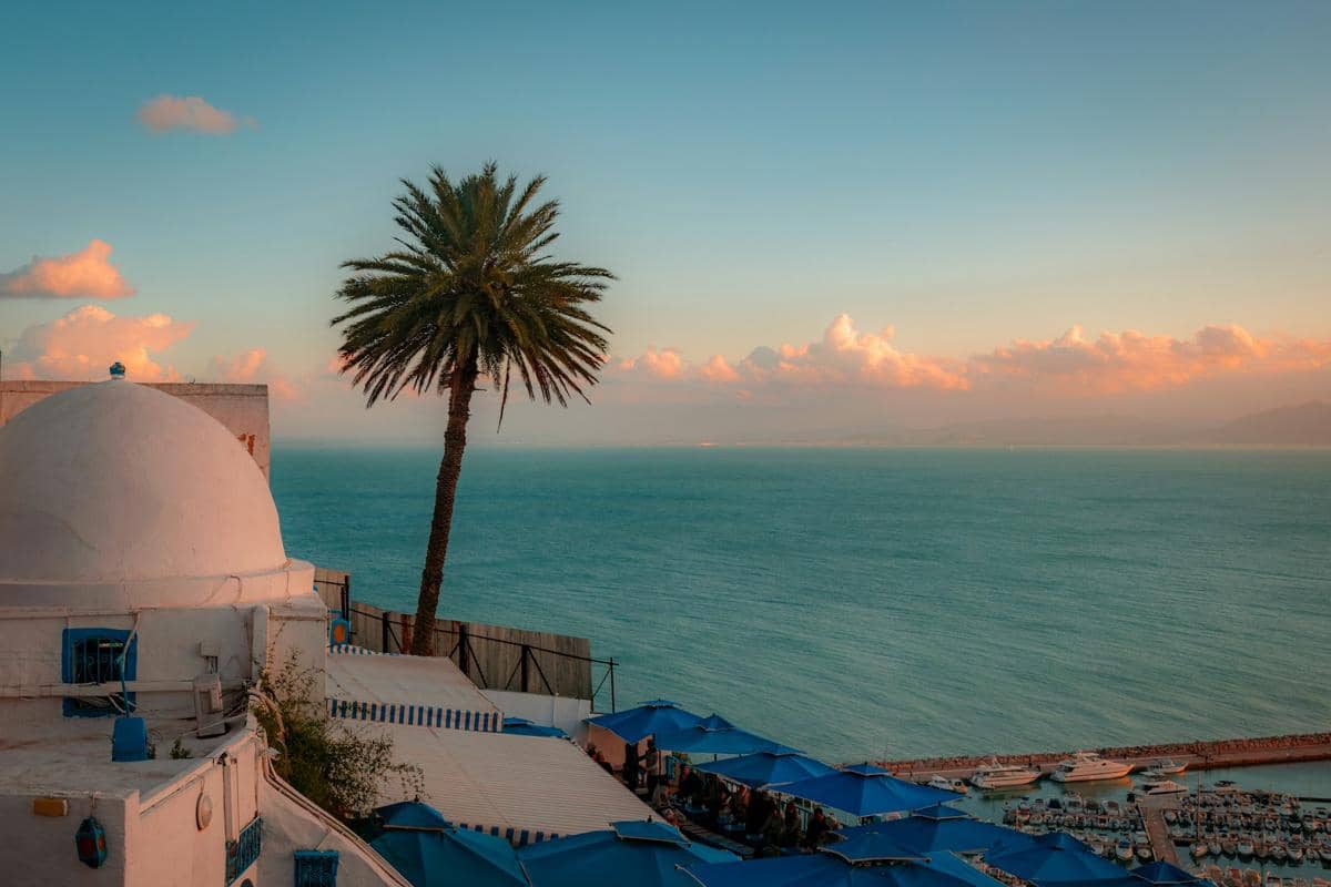 potret keindahan langit di kota sidi bou said,carthage,tunisia (unsplash.com/Ayoub Chebbi)