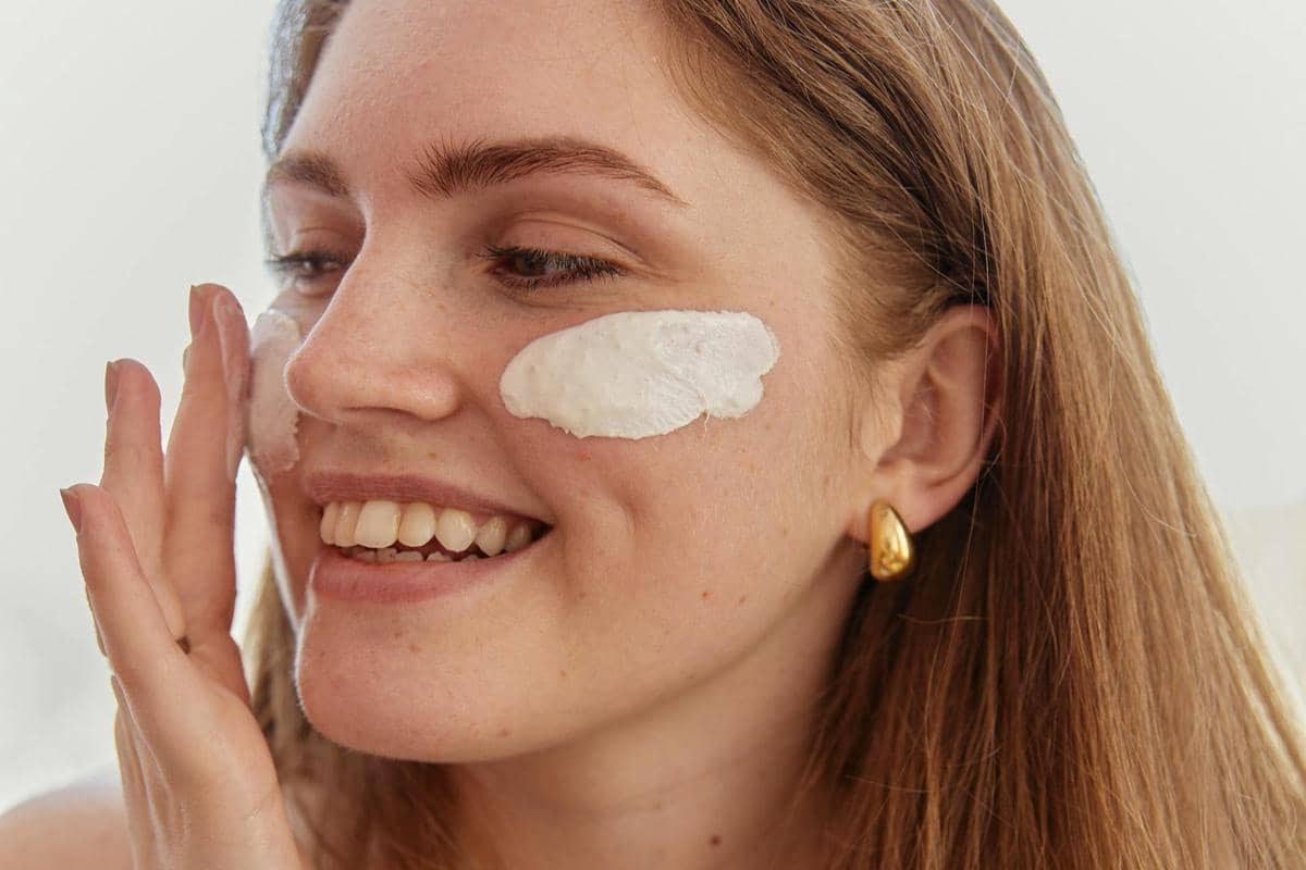 Ilustrasi cara memakai sunscreen yang benar