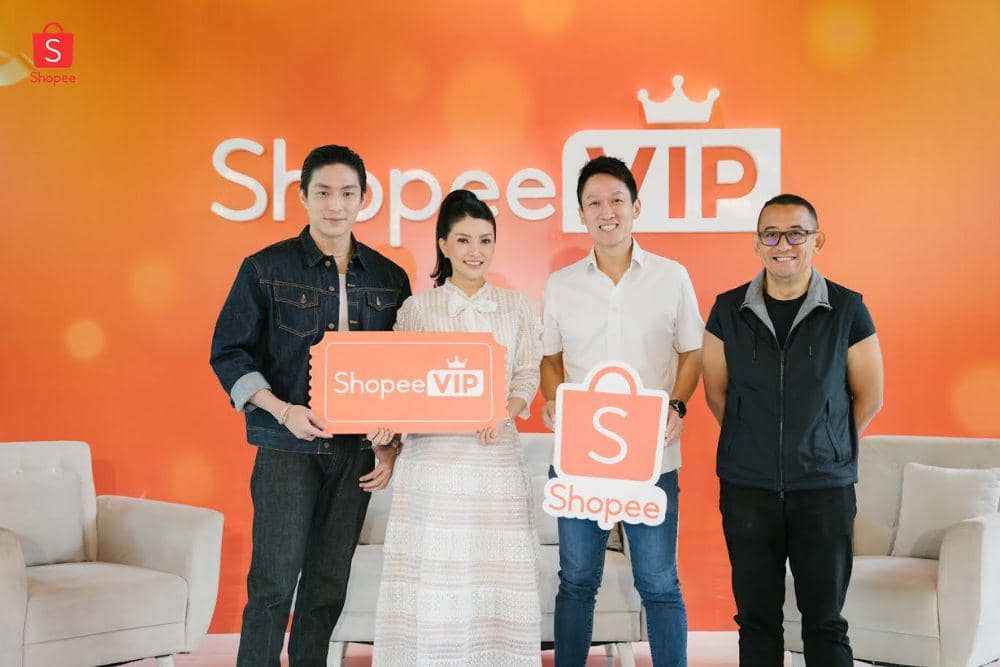 Giorgio Antonio, Sarwendah, dan Daniel Minardi (Director of Business Partnership Shopee Indonesia), serta Jerry Gunawan (Senior Director of Brand Marketing Shopee Indonesia) di acara Media   Gathering, Lebih Dekat Lebih Spesial bersama ShopeeVIP. (Dok. Shopee Indonesia)