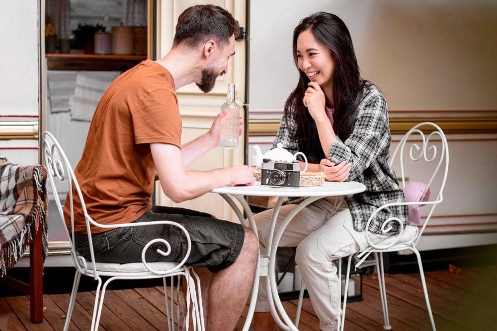 ilustrasi ngobrol dengan gebetan (freepik.com/freepik)