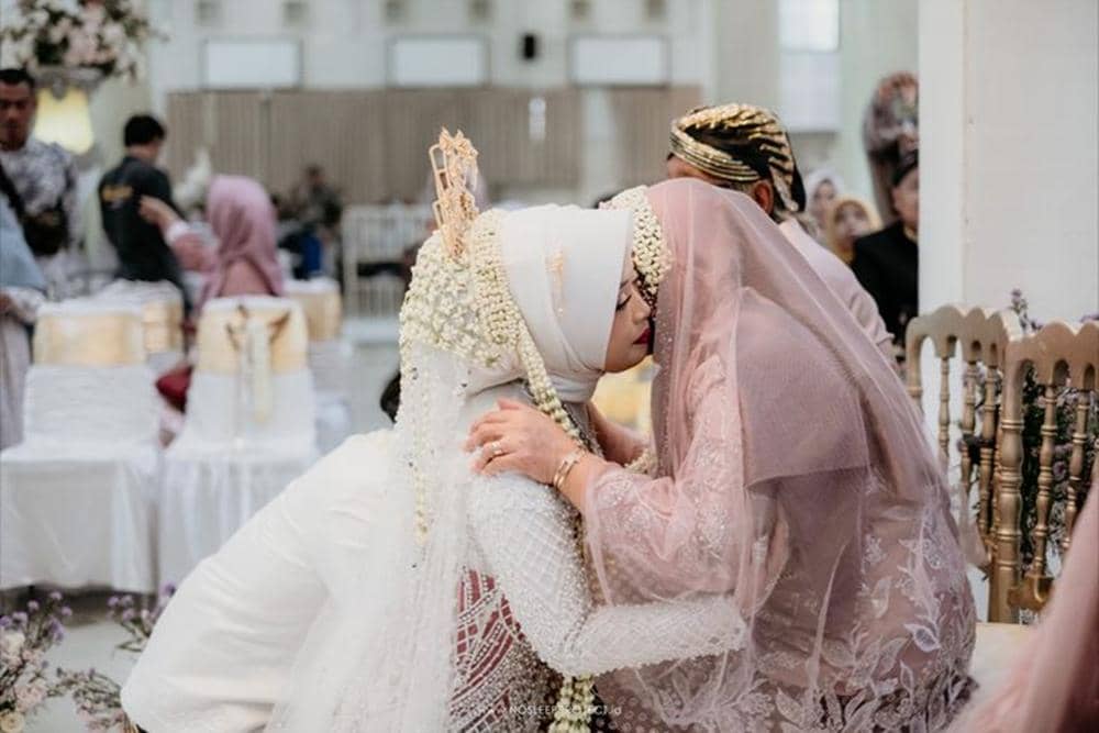 ilustrasi sungkeman (pinterest.com)