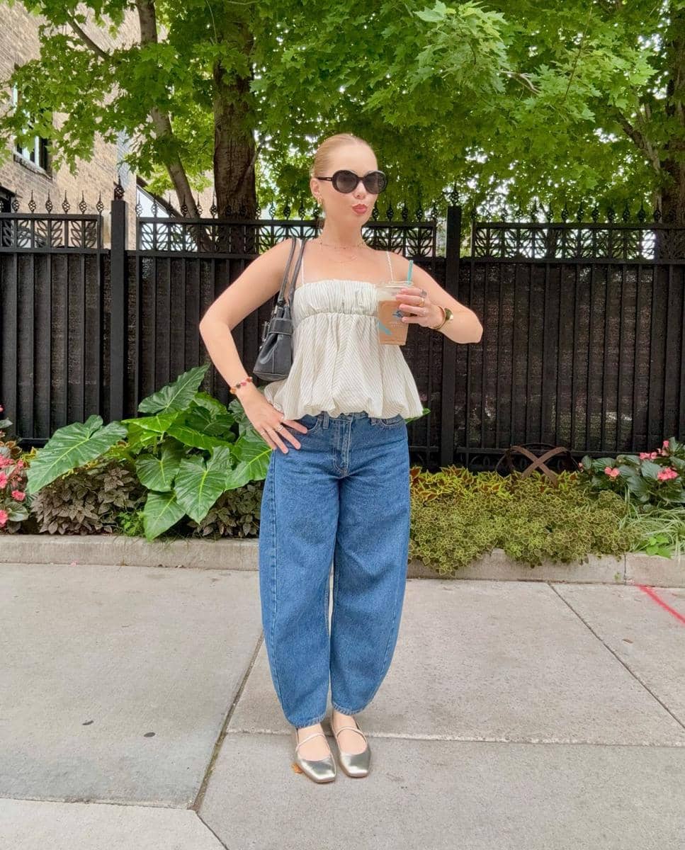 Barrel Jeans dan Ruffle Top