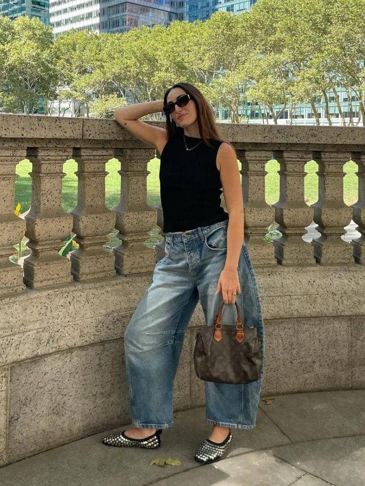 Barrel Jeans dan Tank Top