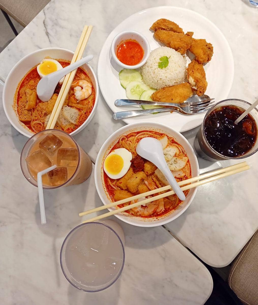 Menu yang ditawarkan di Toast Box Rest Area KM 57, mulai dari Singapore Laksa hingga Hainanese Crispy Chicken Rice, serta beragam minuman seperti Ice Teh C, Ice Barley Lemon, dan Ice Kopi. (Dok. POPBELA.com/Evelyn Anggraini)