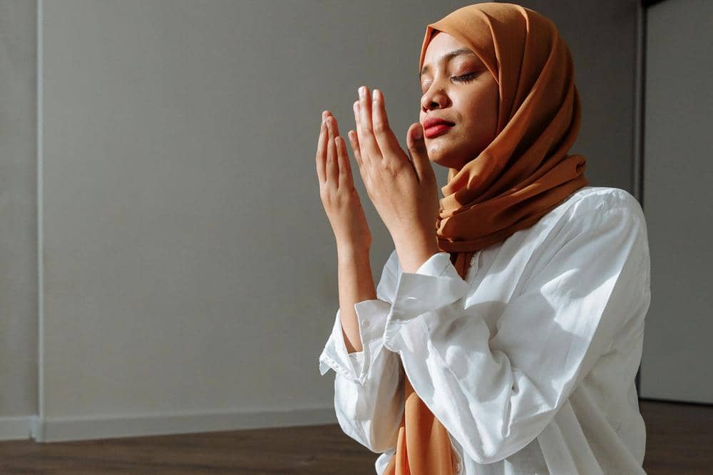 ilustrasi muslimah berdoa (pexels.com/Thirdman)