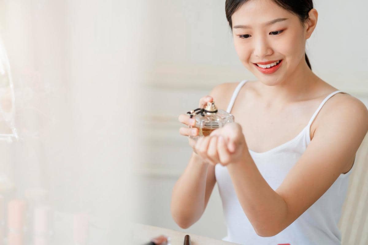 Ilustrasi memakai parfum