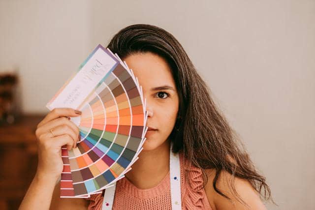 Ilustrasi perempuan sedang memegang palet warna