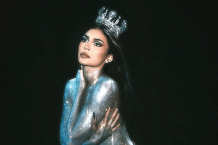 Kylie Jenner Pakai Mahkota Rinaldy Yunardi di Kampanye King Kylie