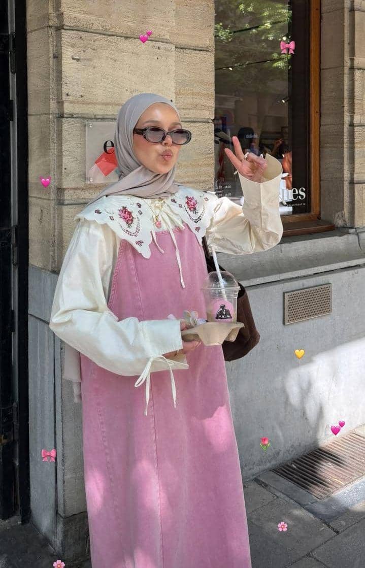 overall pink dengan blus vintage collar