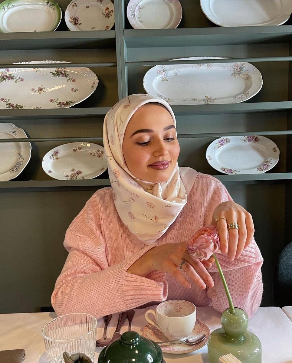 salem pink dan jilbab motif