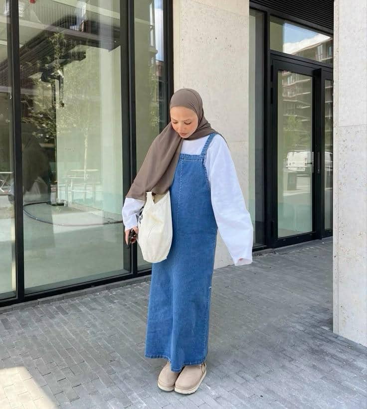 overall rok jeans yang berpadu dengan hijab abu-abu