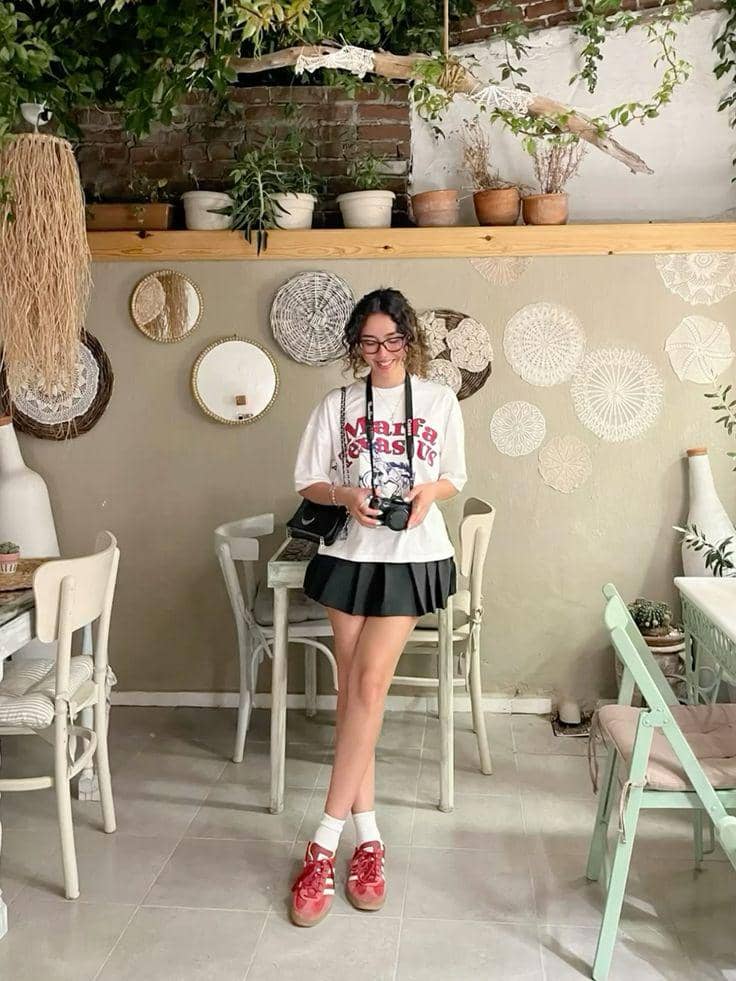 Kaus Oversized dan Rok