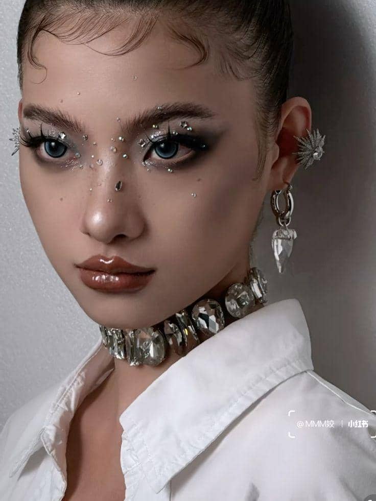 inspirasi eye makeup dengan sentuhan rhinestone