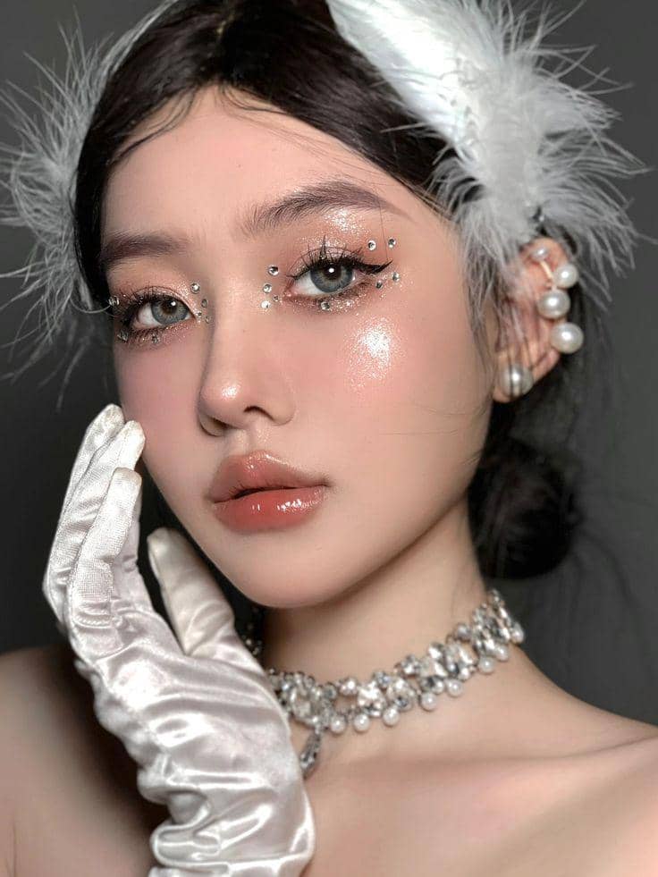 inspirasi eye makeup dengan sentuhan rhinestone