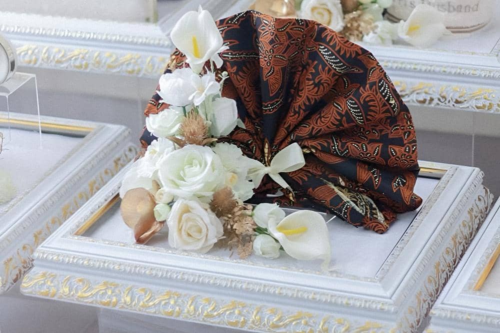 ilustrasi hantaran kain batik (pinterest.com)