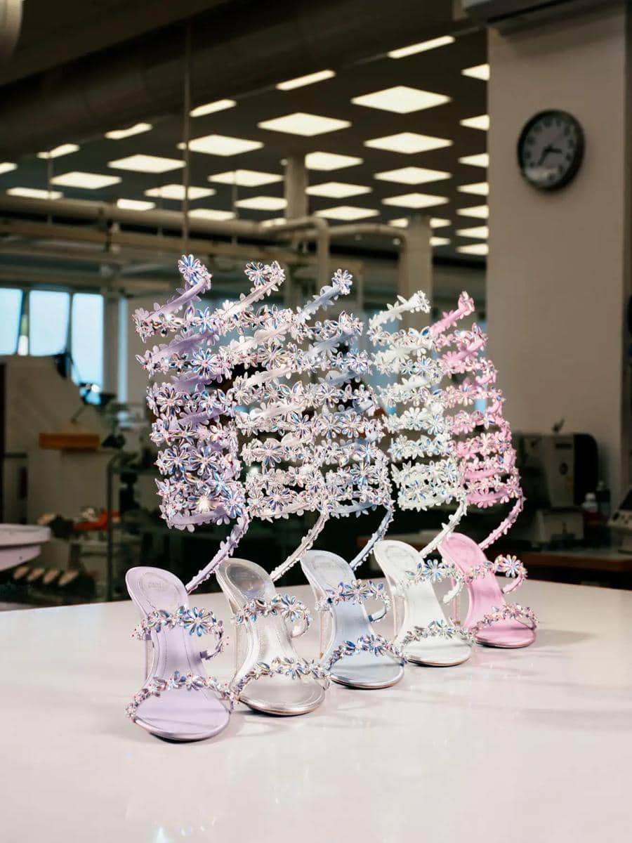 sepatu rancangan khusus Rene Caovilla, mulai dari mules, thigh-high boots, hingga sandal setinggi 105 mm.