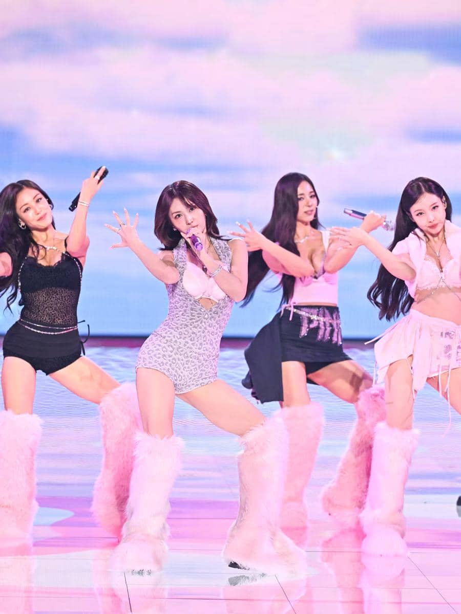 TWICE mencetak sejarah sebagai grup K-pop pertama yang tampil di Victoria’s Secret Fashion Show 2025