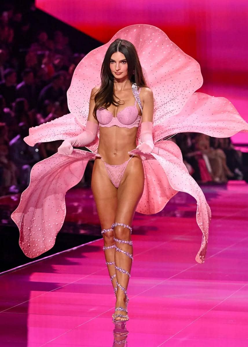 Emily Ratajkowski akhirnya debut di runway di Victoria’s Secret Fashion Show 2025
